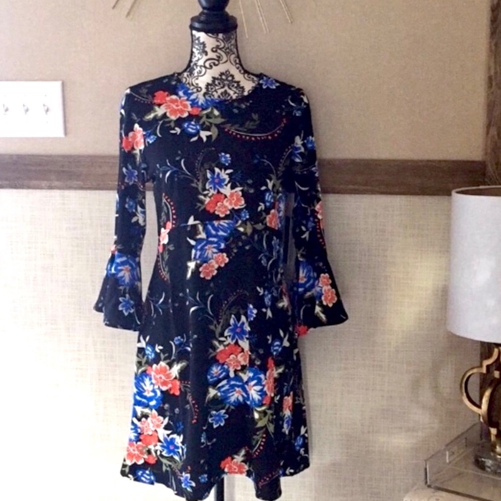 NWT Lulu's Bell Sleeve Floral Dress